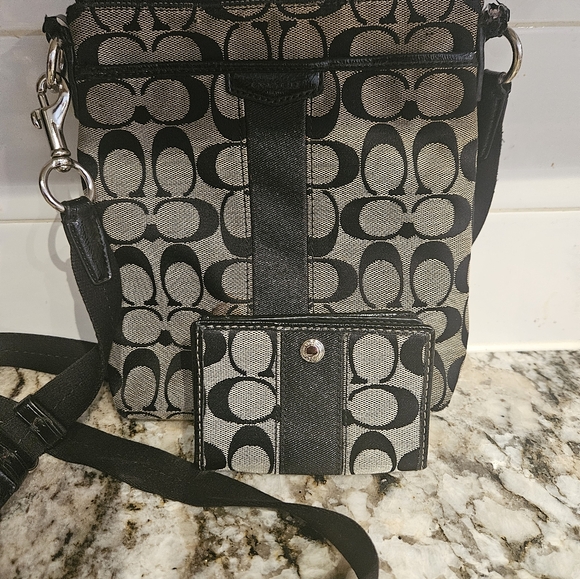 COPY - Coach crossbody purse with matching wallet - Picture 3 of 9